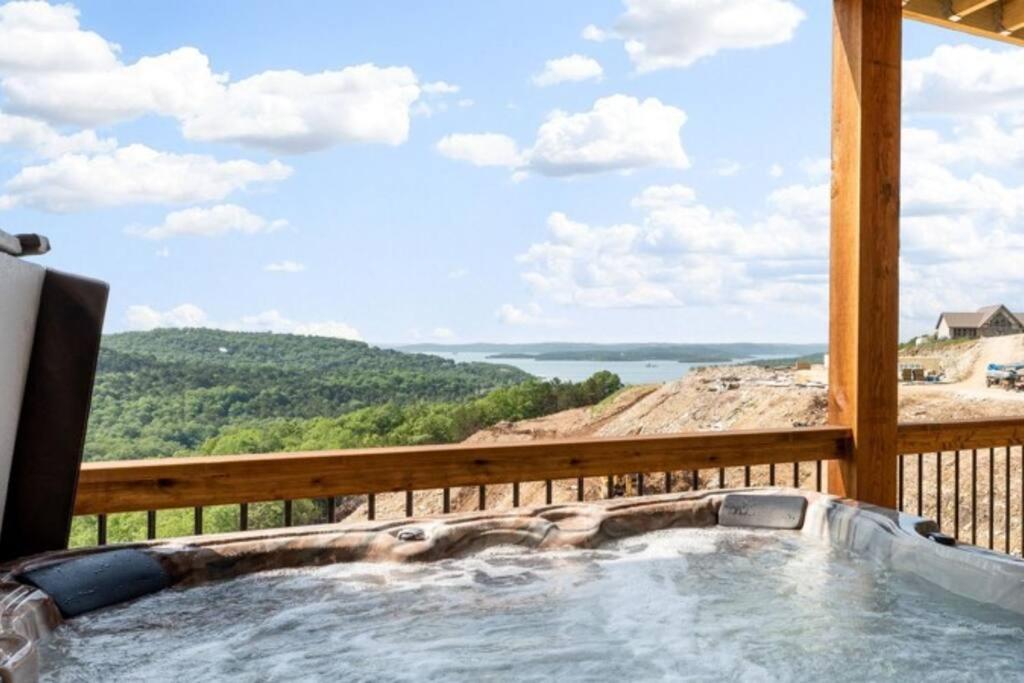 The Lake Fish-Amazing Views-Sleeps 24-Indoor-Outdoor Pools Branson Exterior photo