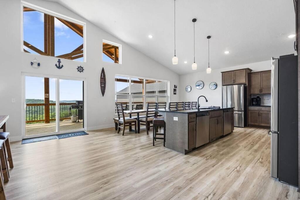 The Lake Fish-Amazing Views-Sleeps 24-Indoor-Outdoor Pools Branson Exterior photo