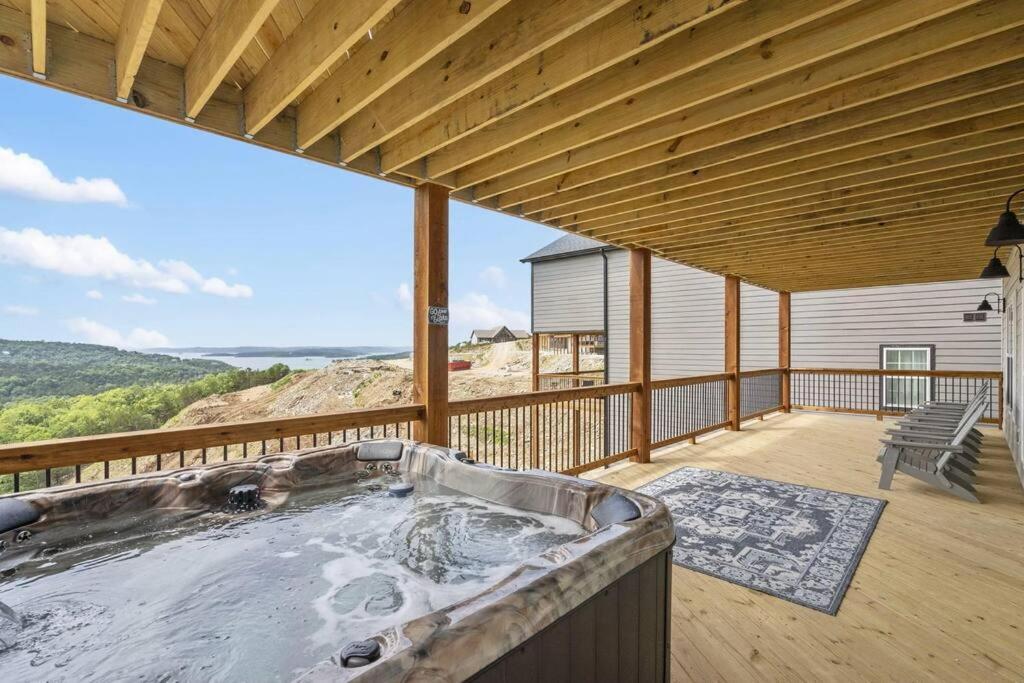 The Lake Fish-Amazing Views-Sleeps 24-Indoor-Outdoor Pools Branson Exterior photo